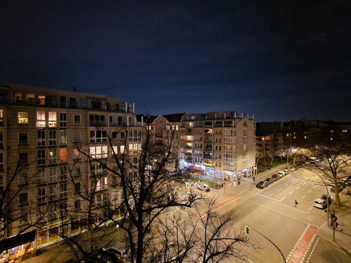Bei Nachtaufnahmen mit dem, Superweitwinkelobjektiv zeigt sich ein vergleichbares Bild: Schilder sind beim Ultra gut zu lesen, ...